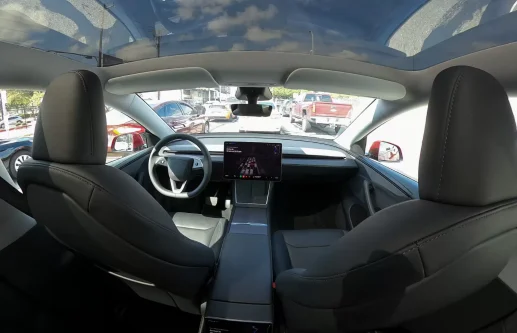 Працівники Tesla сумніваються в безпеці автопілота Full Self-Driving